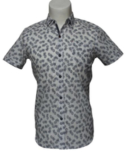 Black Printed Cotton Men′s Casual Short-Sleeved Shirt with White Background